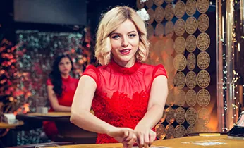 Vận động viên tennis đang giao bóng trên sân